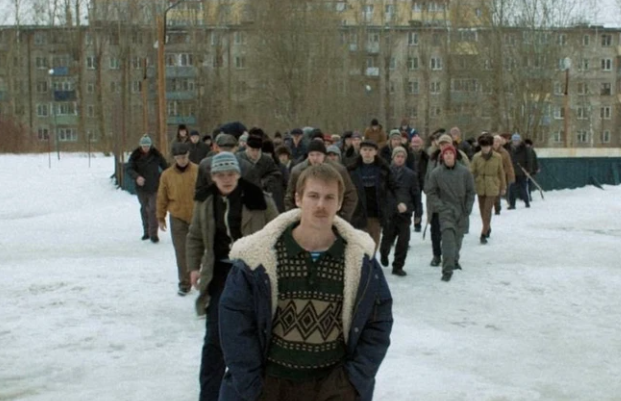 La pandilla se prepara para una pelea campal contra otra pandilla rival. Fuente: MUBI