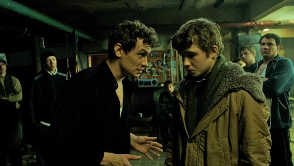 Kaschey reprendiendo a un joven de la banda. Fuente: IMDB