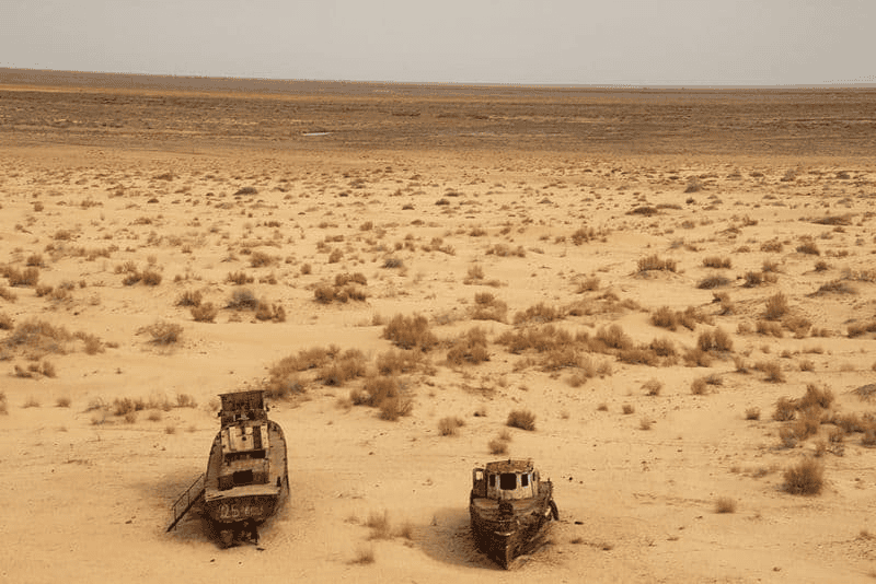 Barcos fantasma en la antigua costa del mar de Aral en Moynaq, Uzbekistán. Fuente: Sebastian Kluger.